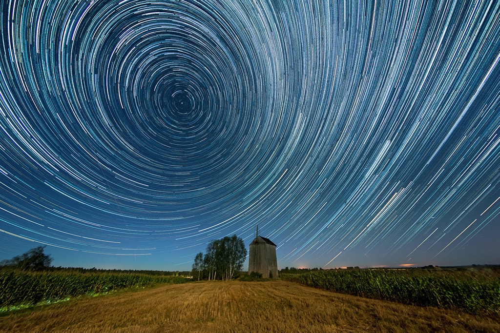 Obraz przedstawiający, jak fotografować gwiazdy i szlaki gwiazd.