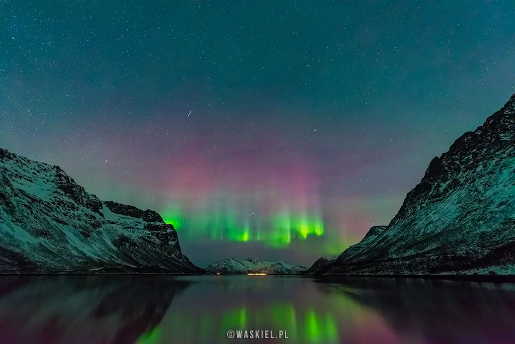 Obraz przedstawiający fotografowanie i obserwowanie zorzy polarnej w okolicach norweskiego miasta Tromso.