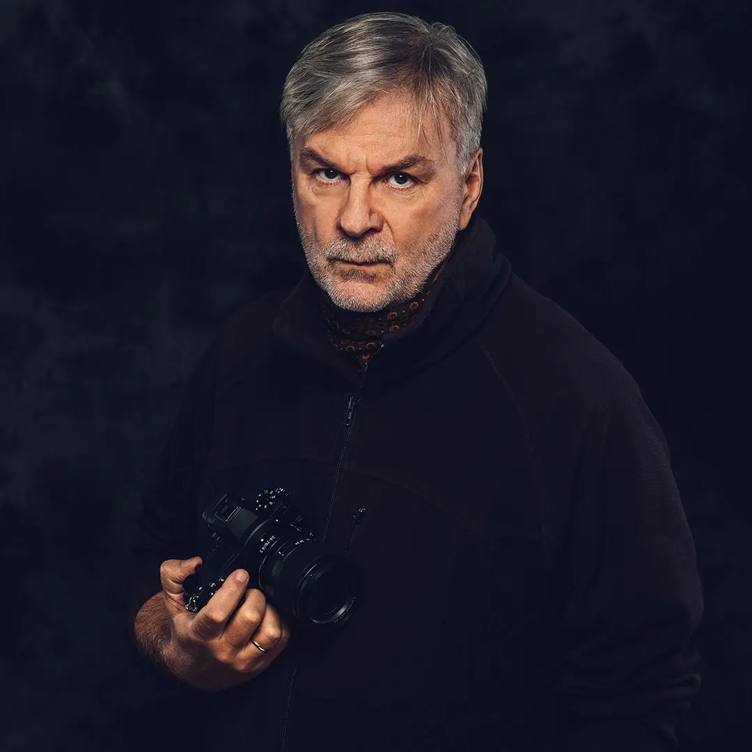 Obraz przedstawiający autora darmowego poradnika fotograficznego Marka Waśkiela.